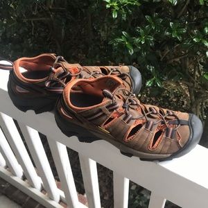 Waterproof Mens Leather Keens!!! Size 11. excellent used condition.